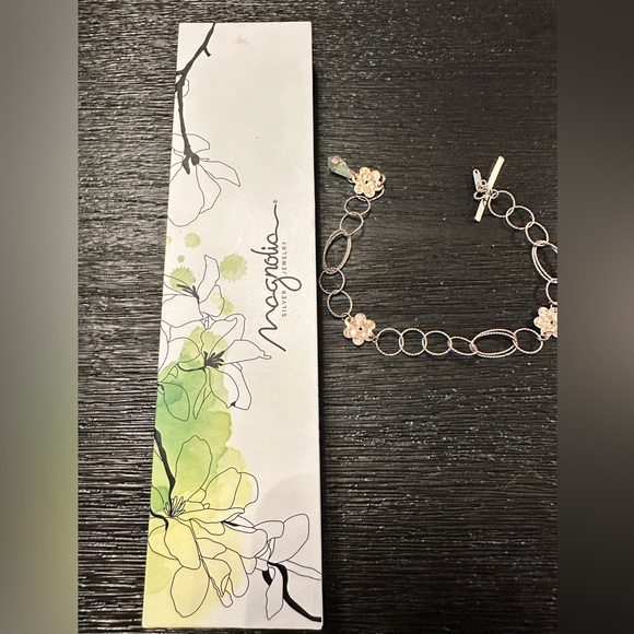 Magnolia bracelet - Picture 2 of 3